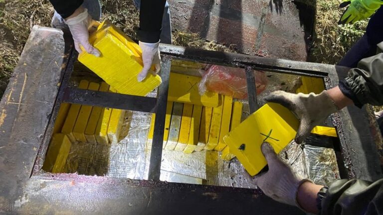 Camión secuestrado con droga en Capayán, Catamarca