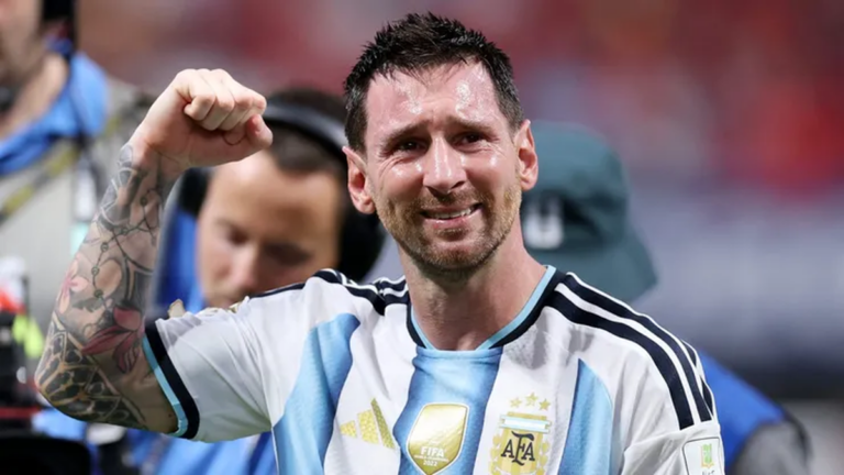 Lionel Messi levantando la Copa del Mundo de Qatar 2022