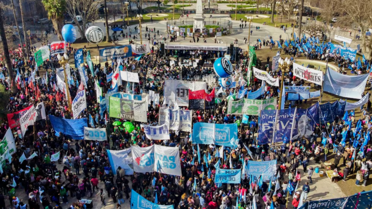 Marcha de sindicatos y movimientos sociales frente al Ministerio de Economía