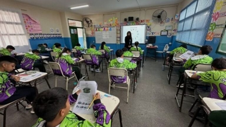 Estudiantes de escuela primaria en aula