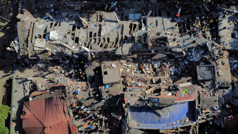 Equipos de rescate trabajan entre escombros tras el terremoto en Colombia