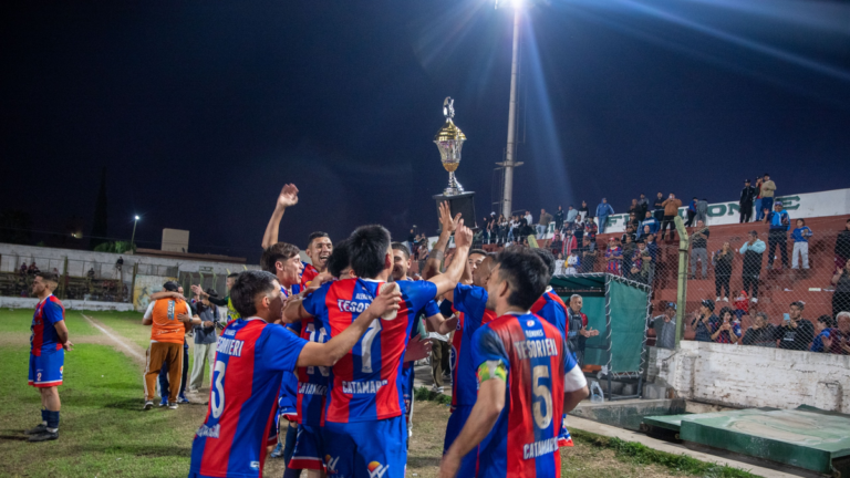 Jugadores de Américo Tesorieri celebrando el título del Petit