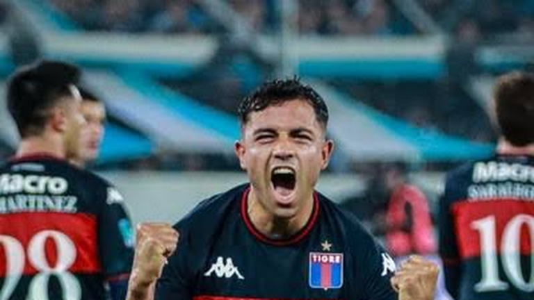 Jugadores de Tigre celebrando un gol contra Racing en el estadio Presidente Perón