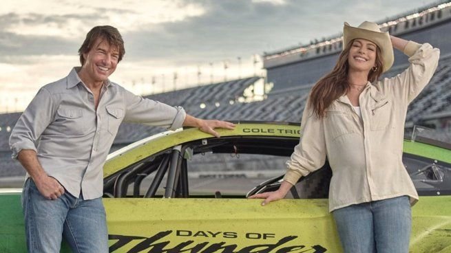 Tom Cruise y Anne Hathaway junto a un coche de carreras de NASCAR en Daytona