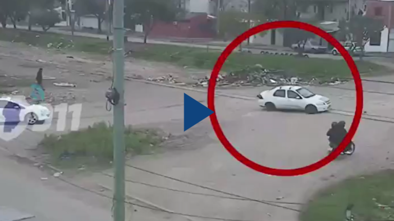 Auto Chevrolet Prisma impactado por un tren de cargas en Córdoba