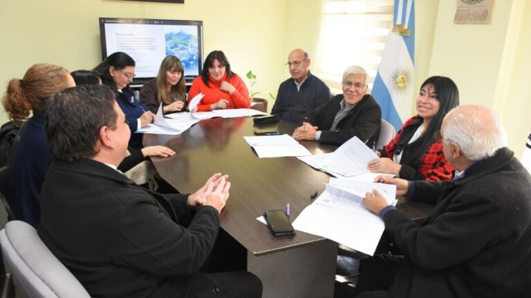 Firma del acta acuerdo del Programa Educativo Integral Aula Amable en el Rectorado de la UNCA