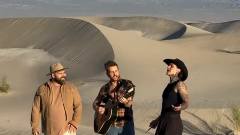 Valen Vargas, Juan Fuentes y Axel en las dunas de Fiambalá