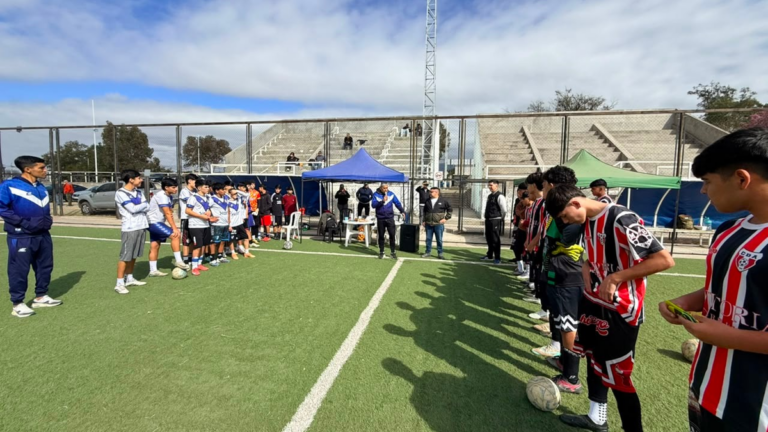 Jugadores de las inferiores de Vélez Sarsfield y Deportivo Alijilán durante la jornada de integración