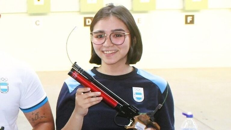 Victoria Luna Avellaneda, tiradora catamarqueña, en competencia