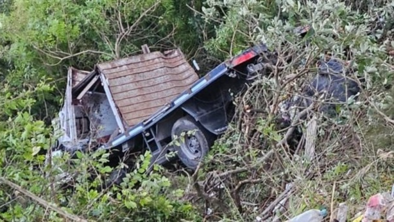 Camión volcado en la Cuesta del Totoral
