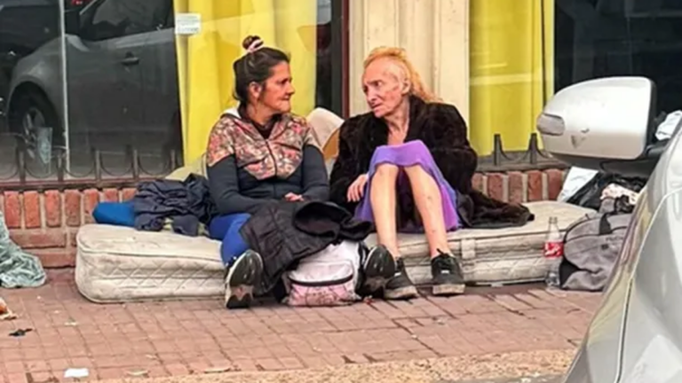 Zulma Lobato caminando por las calles de Tandil acompañada por su amiga 'La Pepona'