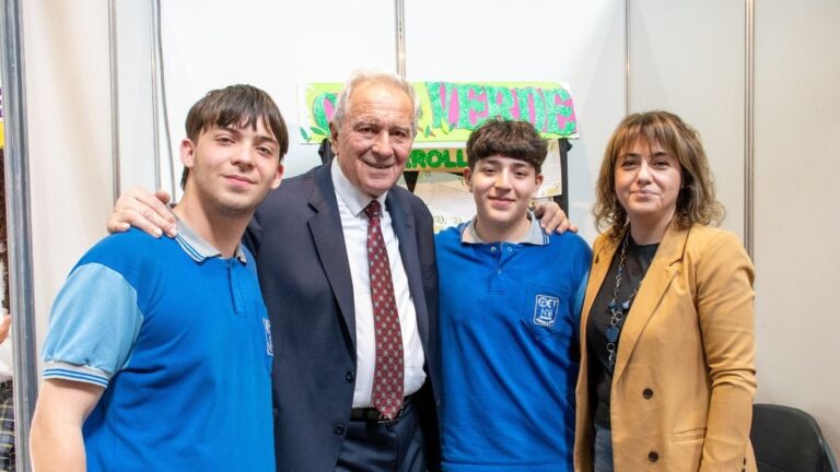 Estudiantes y docentes en la Feria de Ciencias 2026 en el Predio Ferial de Catamarca