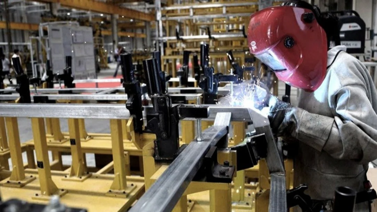 Planta industrial metalúrgica con maquinaria en producción