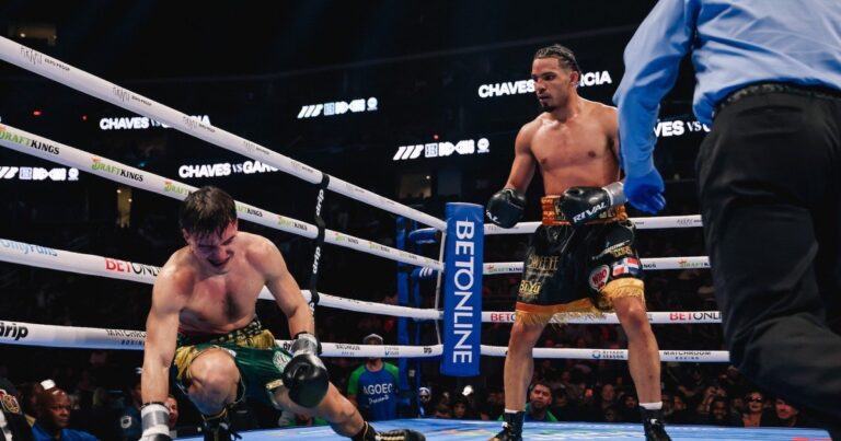 Alan Chaves y Eridson García durante el combate en el Prudential Center