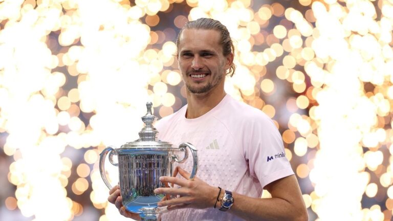 Alexander Zverev levanta el trofeo del US Open tras ganar la final
