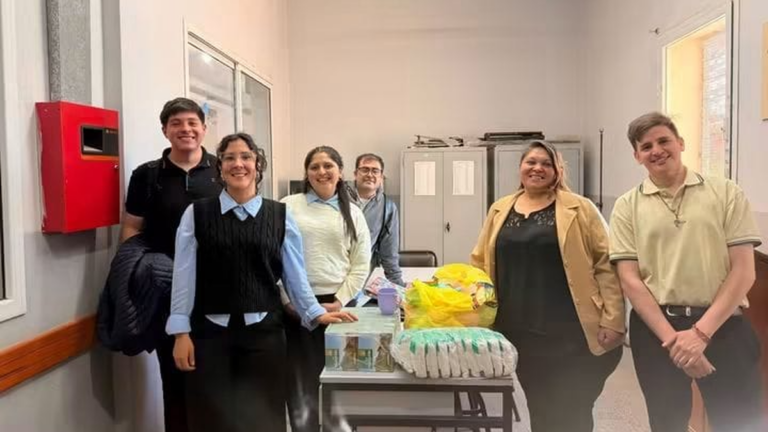 Alumnos del Profesorado de Geografía del IES José Cubas durante la entrega de la donación en la Escuela Secundaria N.º 83 de Pozo El Mistol