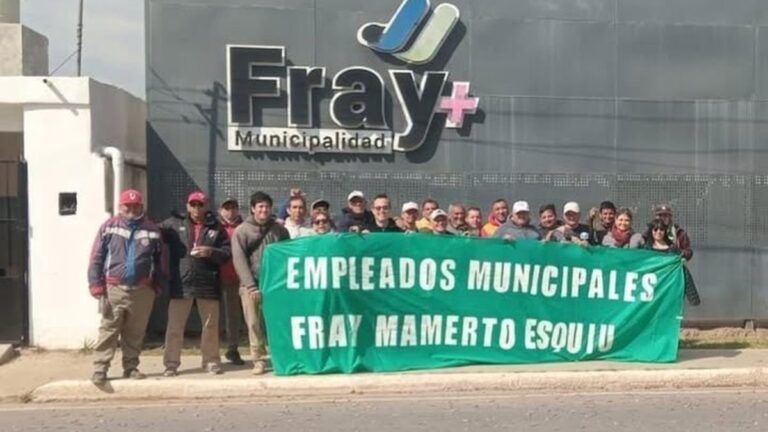 Trabajadores municipales de Fray Mamerto Esquiú durante una reunión sindical