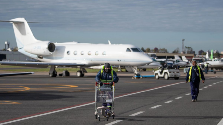 Trabajadores de ATE en un aeropuerto durante medida de fuerza