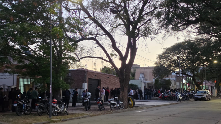 Jóvenes con currículums forman una cola de cuatro cuadras frente a un autoservicio en la avenida Ocampo