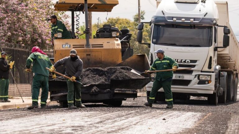 Máquinas trabajando en la pavimentación de la avenida Ocampo en Valle Viejo