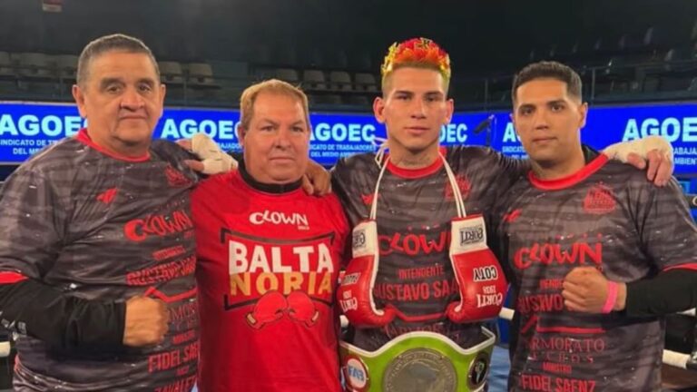 Baltazar Noria celebrando su victoria en el ring