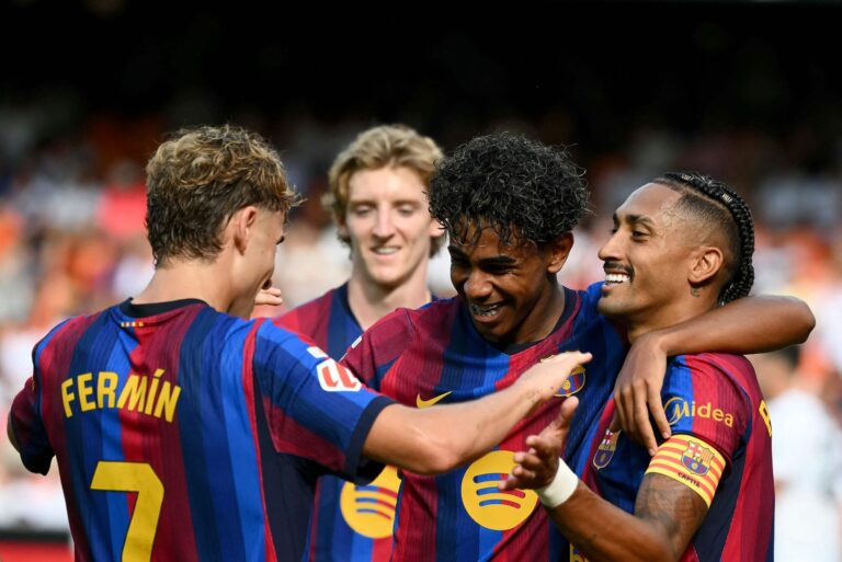 Jugadores de Barcelona celebran un gol ante Valencia en el estadio Mestalla