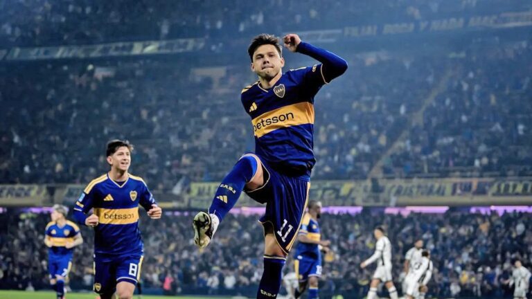 Jugadores de Boca celebrando un gol durante el partido contra Central Córdoba