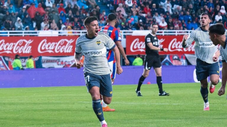 Jugadores de Boca celebrando un gol durante el partido contra San Lorenzo en el estadio Pedro Bidegain