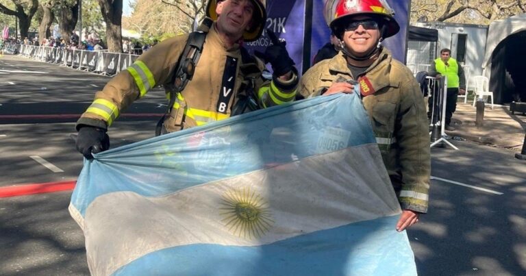 Nicolás Arce corriendo la Media Maratón de Buenos Aires con su traje de bombero