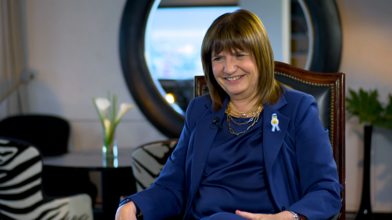 Patricia Bullrich en su oficina frente a una computadora