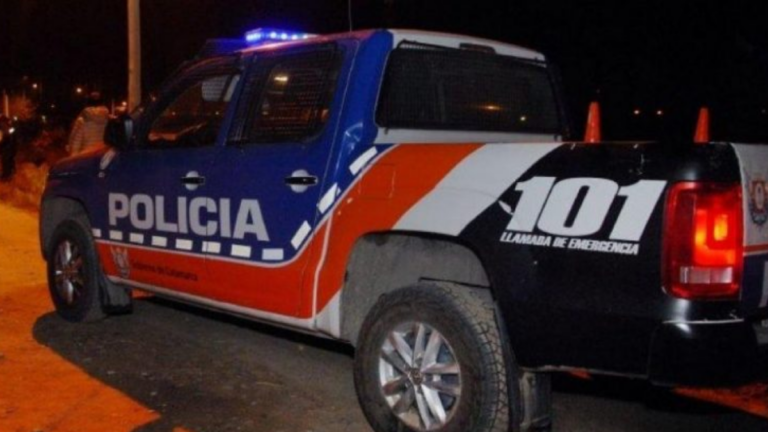 Móvil policial en la calle Junín al 1800 de Catamarca