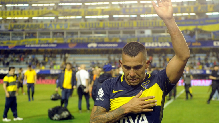 Carlos Tevez con la camiseta de Boca Juniors en el estadio Alberto J. Armando