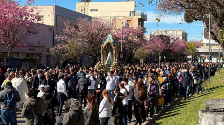 Procesión de la Virgen del Valle alrededor de la plaza 25 de Mayo en Catamarca