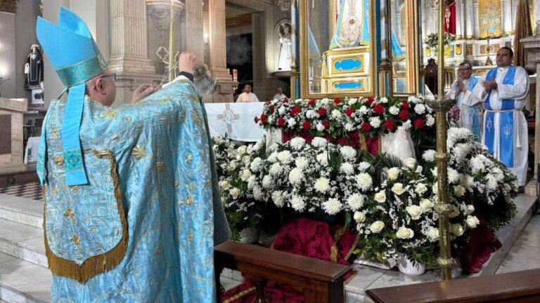 Procesión de la Virgen del Valle en Catamarca durante la conmemoración del Día del Milagro