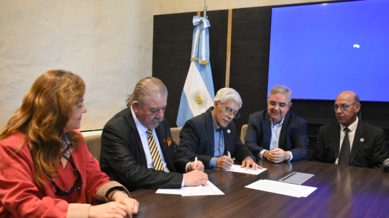 Autoridades de Catamarca y Copiapó durante la firma de convenios universitarios en Casa de Gobierno
