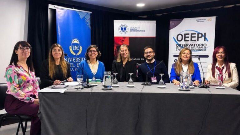 Especialistas durante el I Foro Iberoamericano de Diálogos Democráticos en La Plata