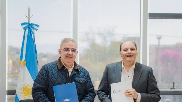 Raúl Jalil y Gustavo Saadi durante la firma del convenio para el Polo Minero en el sur de la Capital