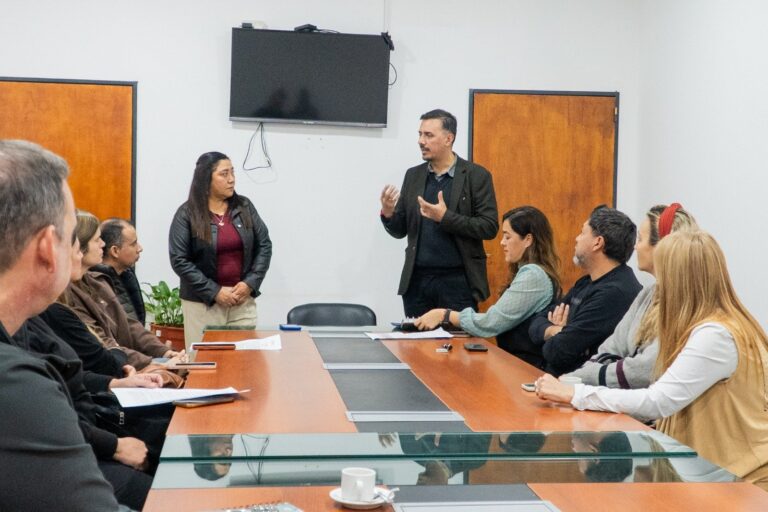 Reunión en el Ministerio de Desarrollo Productivo con comerciantes locales para la firma de convenios de Expo Catamarca 2026