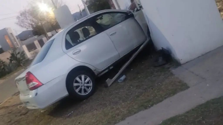 Frente de una vivienda dañado tras la colisión de un automóvil blanco en la Capital