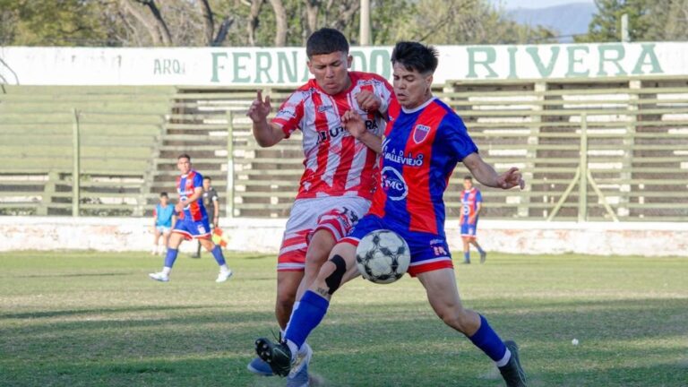 Árbitro de fútbol señalando una falta durante un partido del Torneo Regional Federal Amateur