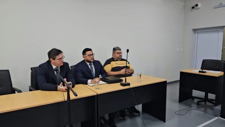 Cristian Nieva junto a sus abogados defensores tras ser declarado no culpable por el jurado popular