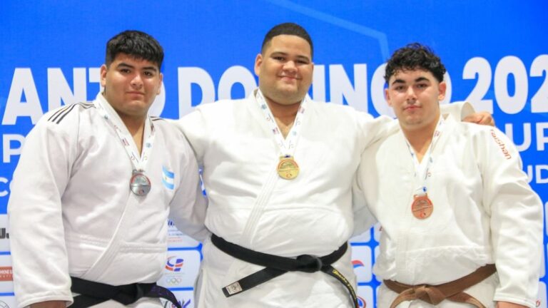 David Molina, judoca catamarqueño, con la medalla de plata obtenida en la Copa Panamericana Junior