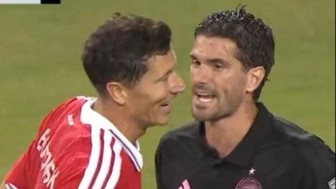Rodrigo De Paul y Robert Lewandowski durante el partido entre Inter Miami y Chicago Fire