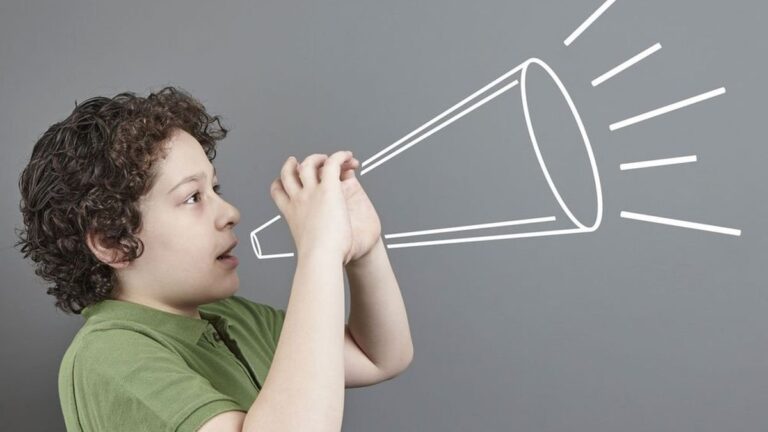 Sala de audiencias judiciales con expedientes sobre la mesa