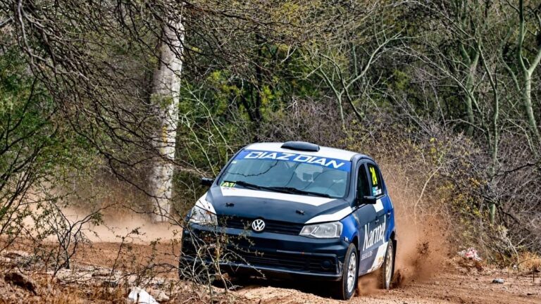 Automóvil de rally en competencia durante la primera etapa del Rally de Huillapima