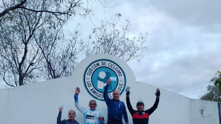 Ciclistas en competencia en el parque Adán Quiroga