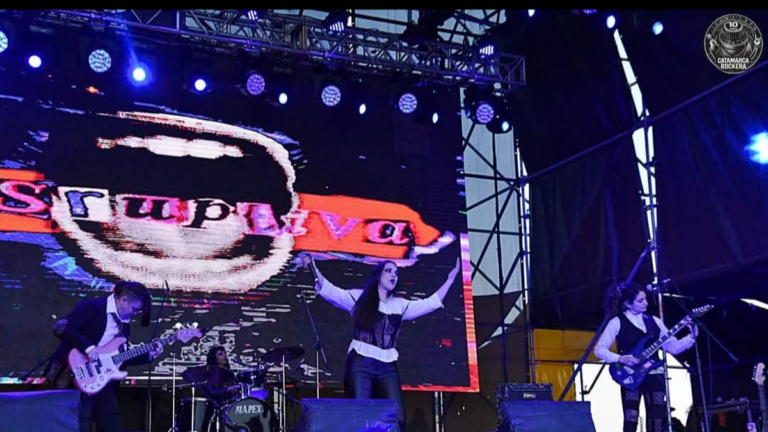Banda Disruptiva en vivo durante un recital