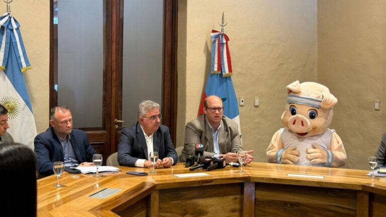 Anuncio del programa Marcatón con el gobernador Raúl Jalil