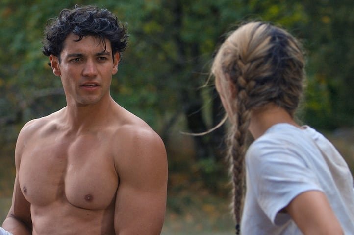 Collage de escenas románticas de películas y series de streaming
