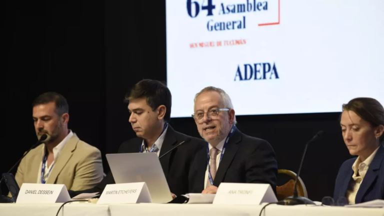 Periodistas y representantes de entidades gremiales durante una reunión sobre libertad de prensa
